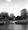 Uppland, Stockholms län, Frötuna skeppslag, Länna socken, Vettershaga. Skeppare Olssons brygga, sjöbod, lagård och källarstuga. Foto i juni 1950.