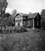 Uppland, Stockholms län, Frötuna skeppslag, Länna socken, Vettershaga. Skeppare Olssons hus. Foto i juni 1950.