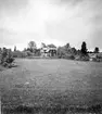 Uppland, Stockholms län, Frötuna skeppslag, Länna socken, Vettershaga. Skepparne Janssons och Olssons strandställen. Foto i juni 1950.