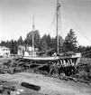 M/S Don Carlos från Säffle. Bordläggningen i styrbords bog har borttagits. nya spant håller på att sättas in. Aug 1954