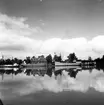 Varvet med magsinsbyggnad, mastkran och kontorsbyggnad sett från kanalen, aug 1954