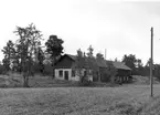 Båtbyggare Magnus Erikssons gård 1/16 mtl Gubbamoss. Ladugården. Okt 1954