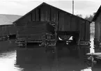 Norrboda hamn. Sjöbod sedd från sjösidan, visande sjöbodarnas vanliga indelning med ett timrat arbetsrum, mittgång och skjul, där båten förtöjes resp. hissas upp. Okt 1954.