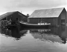 Norrboda hamn. Fiskaren Rickard Mattssons sjöbod och sjöbåt, byggd i Hållnäs av ribb på kravell och försedd med motor, okt 1954.