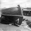 Skåne, Torekov, hamnplanen Uppläggningsplatsen för småbåtar på hamnplanen. I bakgrunden Sjöfartsmuseet. Skånesnipa med rund akter. Juni 1962