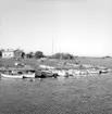 Skåne, Kristiansstads län, V Karups socken, Ramsjöstrand. Hamnen. Bryggan för småbåtar längst in i hamnen vid strandkanten. Tv hamnplanen.