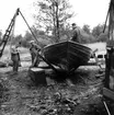 Skåne, Kristianstads län. Ängelholm, Luntertun. Karl Ingelbergs båtbyggeri. Olof Hasslöf, Karl Ingelberg och dennes son vid Ingelbergs senaste nybygge.