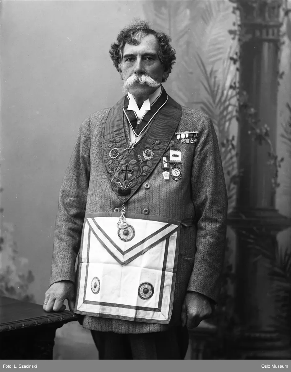 portrett, mann, frimurer, britsike gradsprydelser, medaljer, symboler, stående helfigur