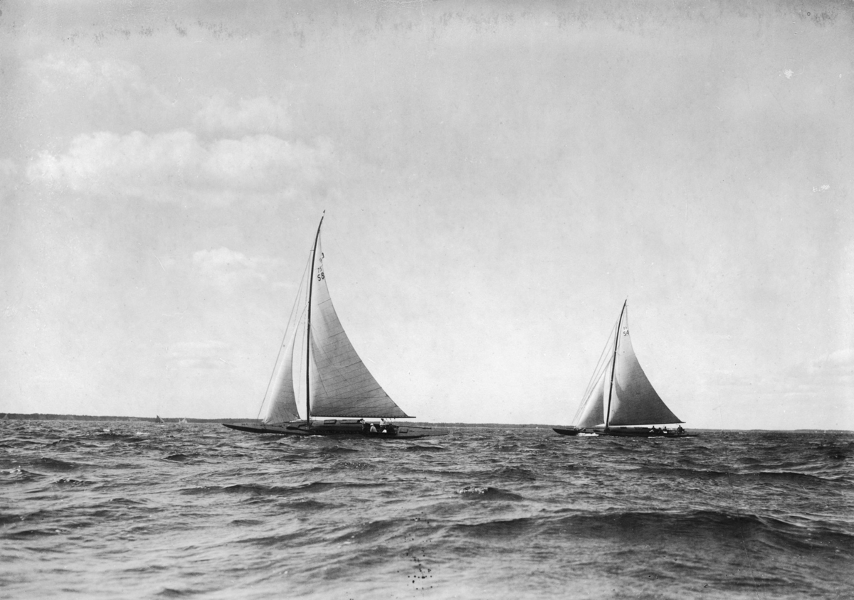 "75an Sun passerar 95:an Gerdny. Kanholmsfjärden Aug"
"endast denna båt förstoras upp till försättsplansch"