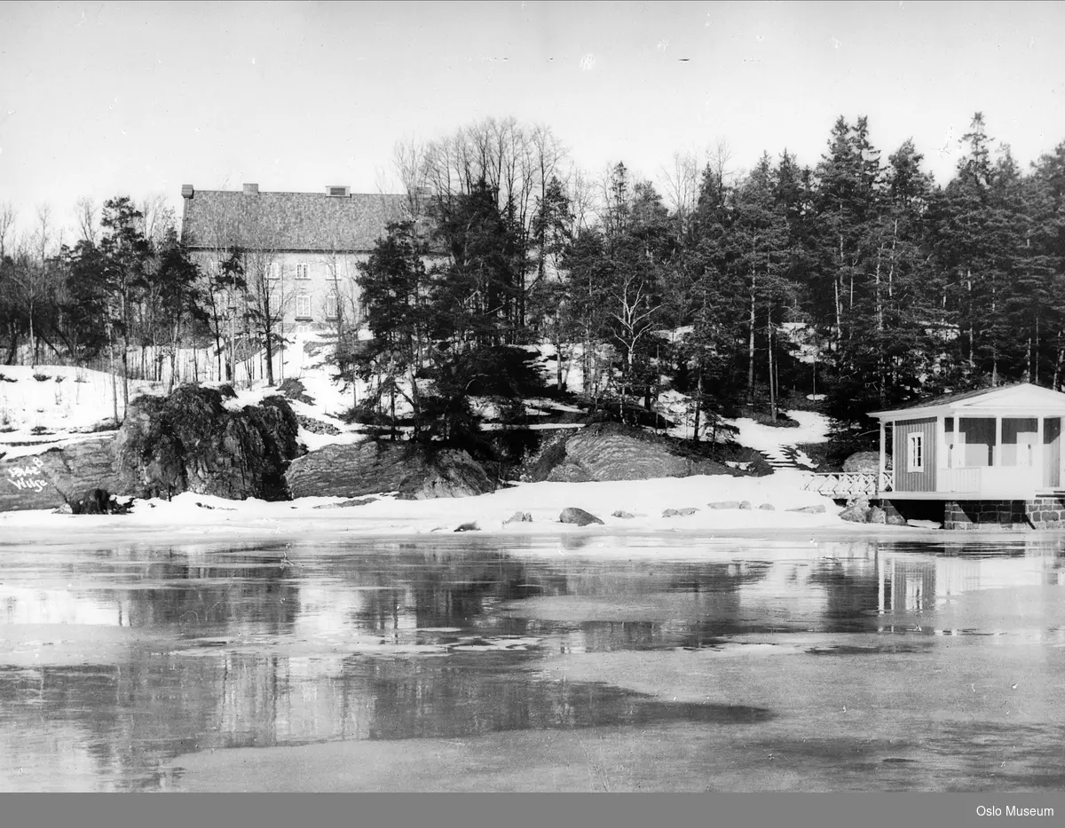 badehus, fjord, hage, villa Munkebakken, skog, snø