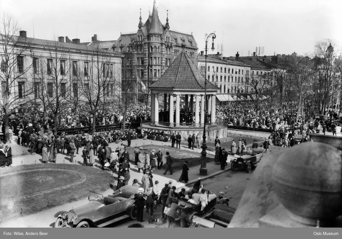 musikkpaviljong, musikkorps, publikum, biler, Universitetet, forretningsgårder