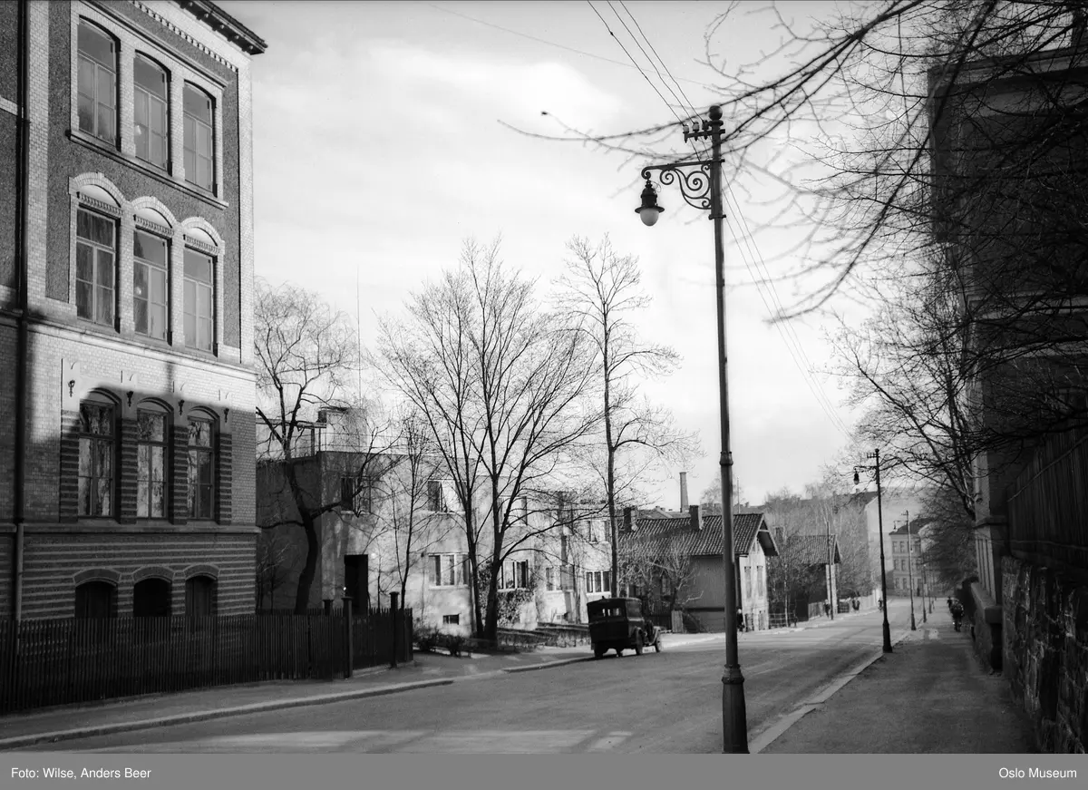 gateløp, Berles skole, rekkehus, villaer, bil, gatebelysning, mennesker