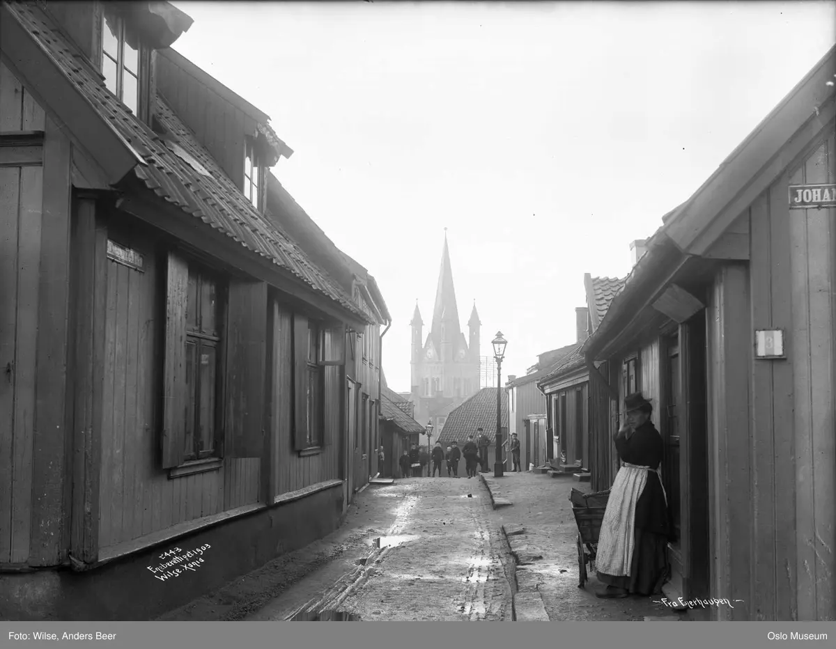 gateløp, trehusbebyggelse, kvinne, vogn, barn, gatebelysning, Grønland kirke