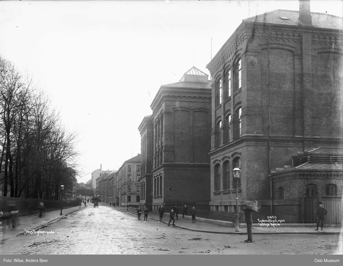 gateløp, Vahl skole, bygårder, barn, park, gjerde, gatebelysning