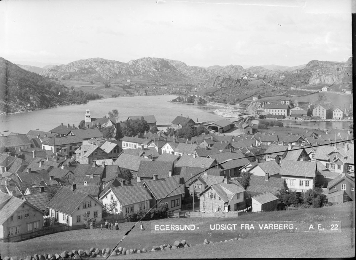 Egersund sentrum, Eide, Vågen, jernbanestasjonen, Lervika, Kråkefjell, A/S Egersunds Fayancefabriks Co. Utsikt fra Varberg.