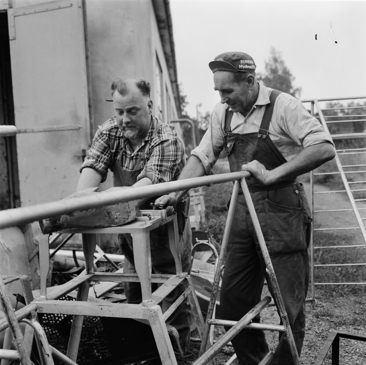 Harry Tranblom och Hugo Mohlén monterar ned skidfabriken