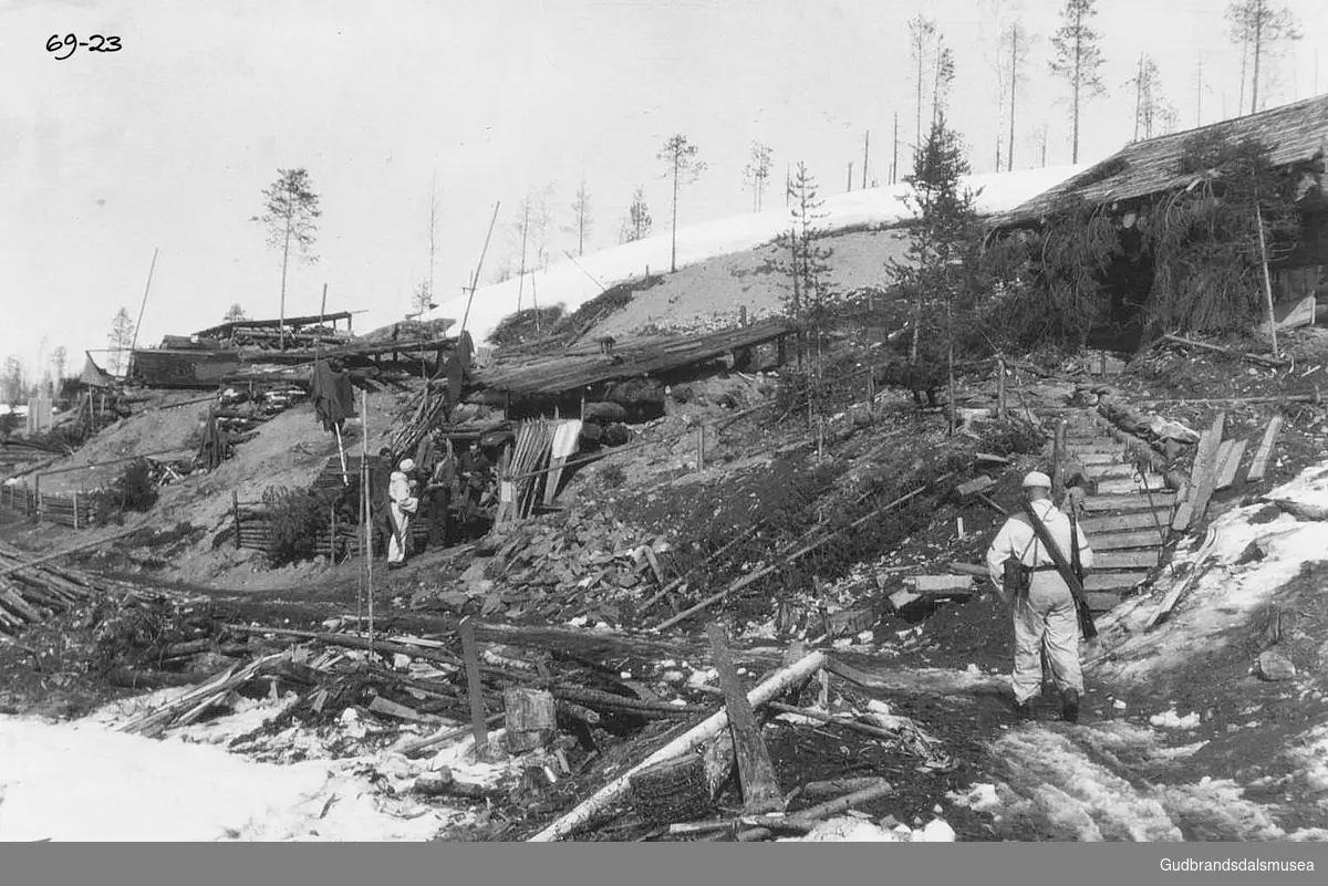 Artelleritropp.

Artellerie Vermessungtropp, i vårsolen, 08.05.1944.