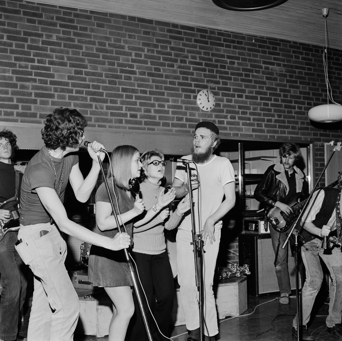 "Annorlunda, ny pop, Gudibrallan i Tierp" - SSU:s diskogala, Tierp, Uppland november 1970. Lollo Lindberg, Rose Marie Nyman, Gunilla Sporrong och Håkan Gustavsson