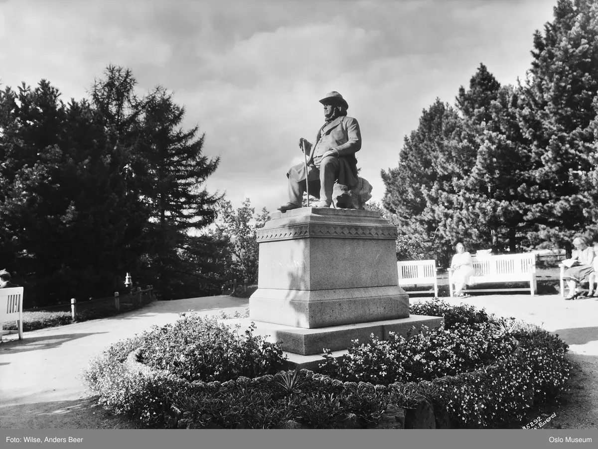 park, portrettstatue, teppebed, benker, mennesker