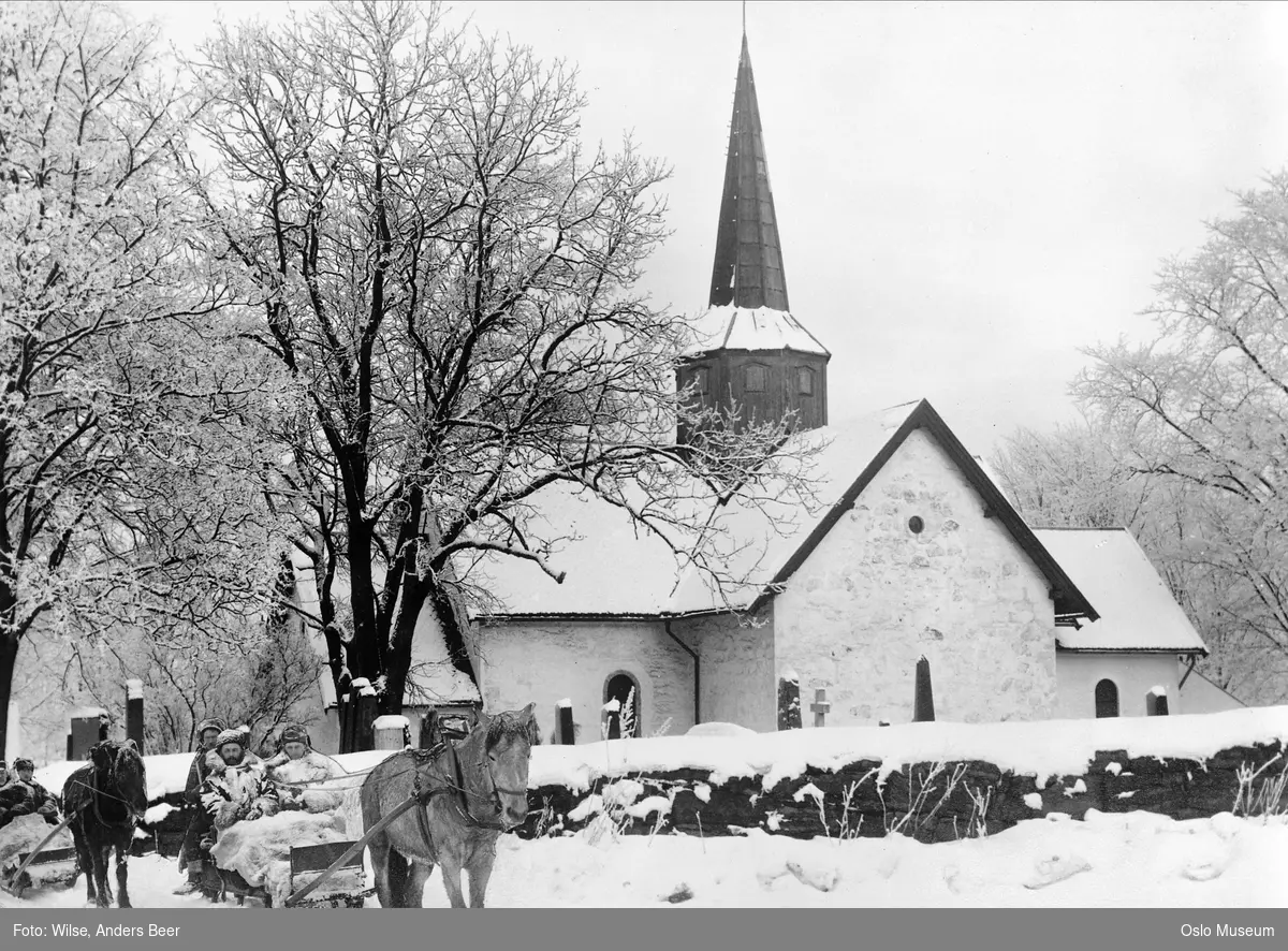 Haslum kirke, snø, kanefart, hester, sleder, mennesker, pelsverk