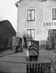 Ivar Liljefors utanför Liljefors kruthandel, kvarteret Edda, Svartbäcksgatan 37, Uppsala 1900 - 1901