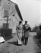 Christiane och Ruben Liljefors, utanför Liljefors Kruthandel, kvarteret Edda, Svartbäcksgatan 37, Uppsala 1900 - 1901