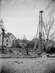 Bron vid Skolgatan under flyttning till Odensgatan, Uppsala 1901