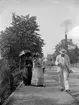 Josefina Liljefors, Lina Widerbäck och Artur Rydin på Svartbäcksgatan med broflyttning i bakgrunden, Uppsala 1901