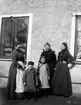 Elin, Ivar och Carin Liljefors med Hilda Trotzig och Lotten Törnqvist, Svartbäcksgatan 37, kvarteret Edda, Svartbäcken, Uppsala 1900 - 1901