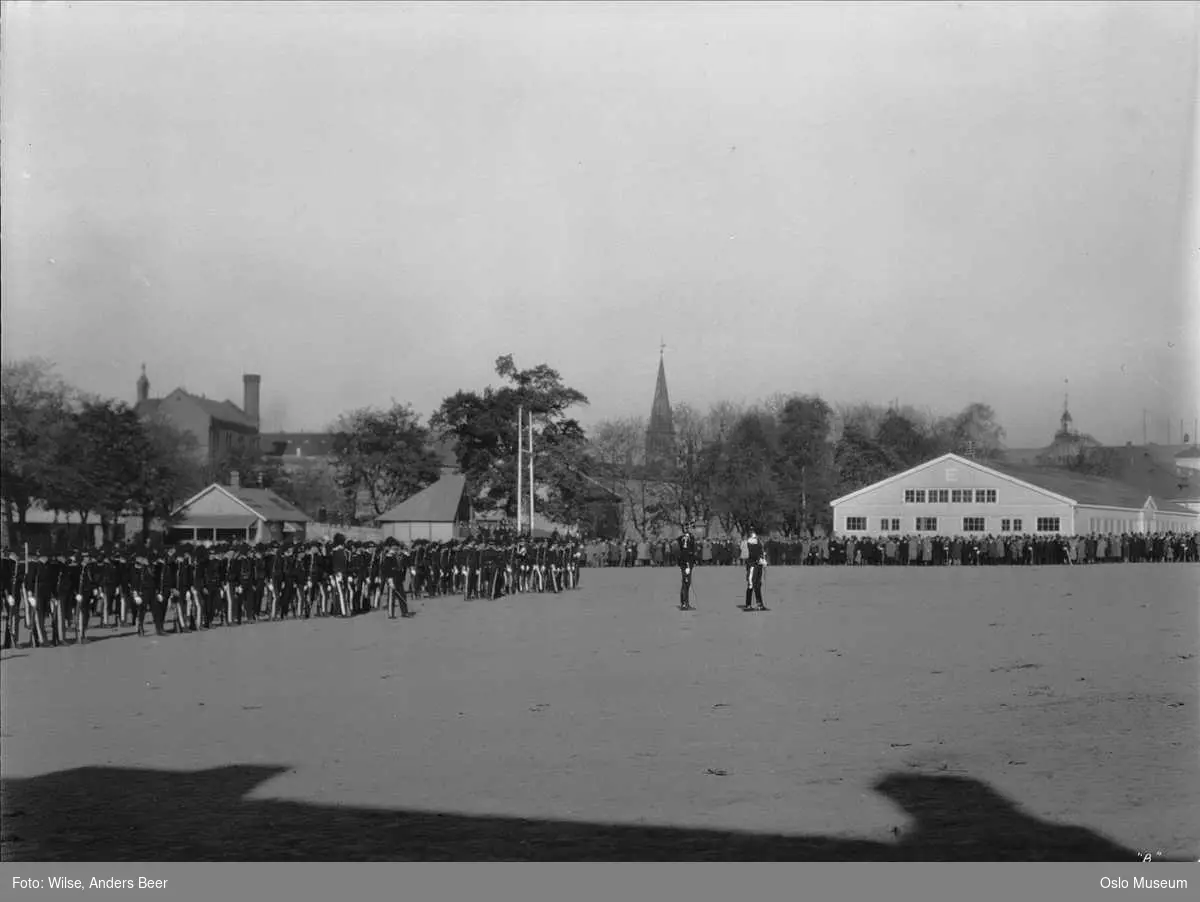 Akershus festning, festningsplassen, H.M. Kongens Garde, parade, flagg, uniformer, publikum