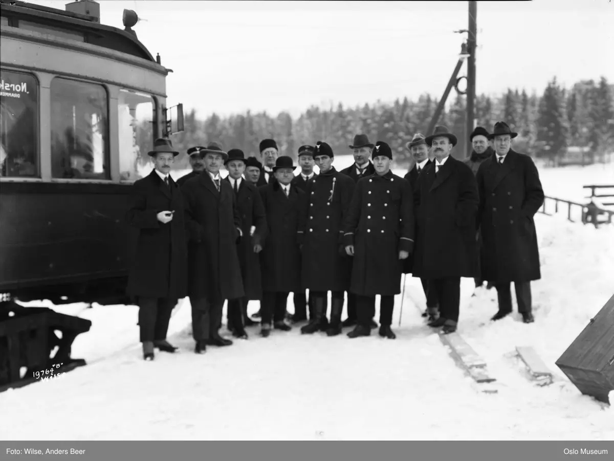 Østensjøbanen, åpning, gruppe, menn
