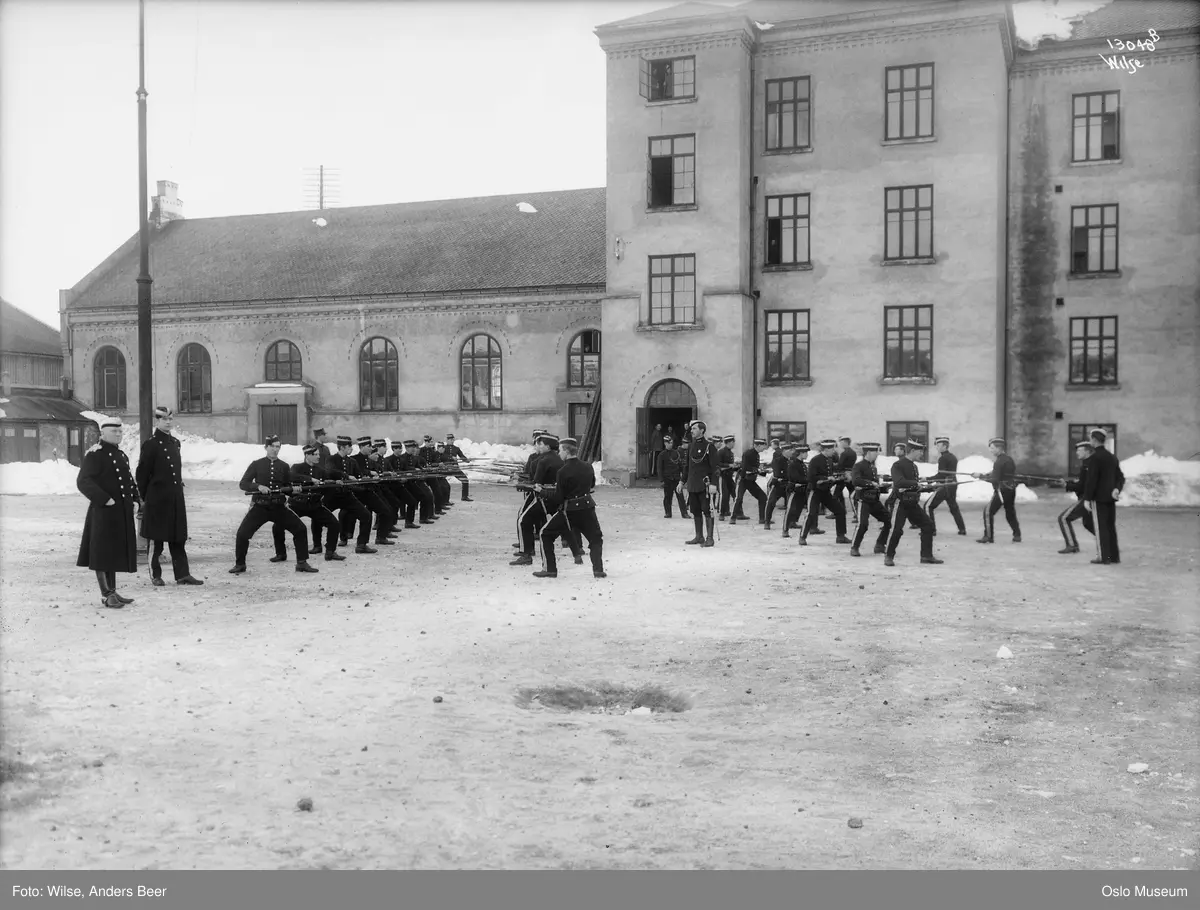 H.M. Kongens Garde, trening med bajonettfekting, gardister, offiserer
