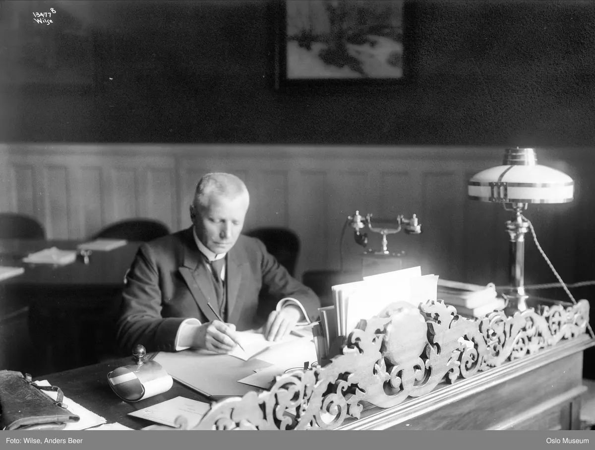 interiør, kontor, portrett, mann, høyesterettsadvokat, sittende ved skrivebord, telefon, bordlampe