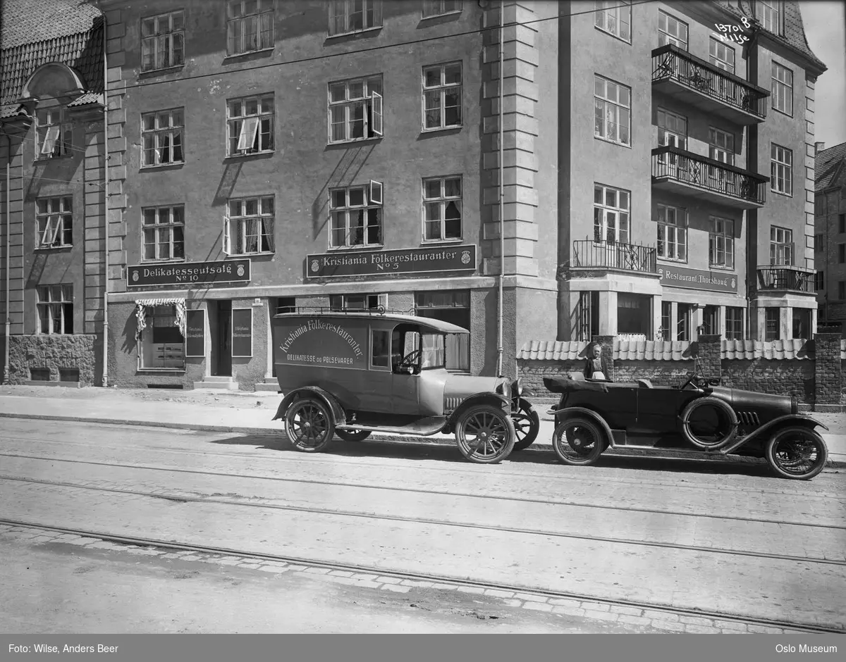 Kristiania Folkerestauranter Nr. 5 (Thorshaug), Kristiania fiskematkjøkken, delikatesseutsalg, gate, biler, kvinne