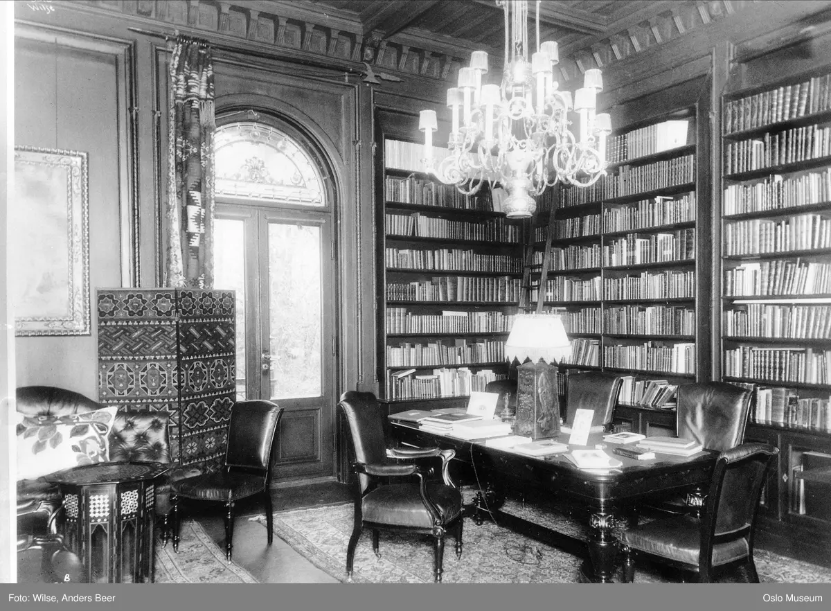 gård, bolighus, interiør, bibliotek, lysekroner