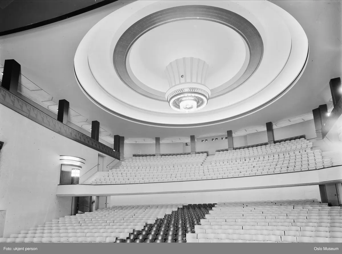 Folketeaterbygningen, interør, teatersal, benkerader, balkong, lysekrone