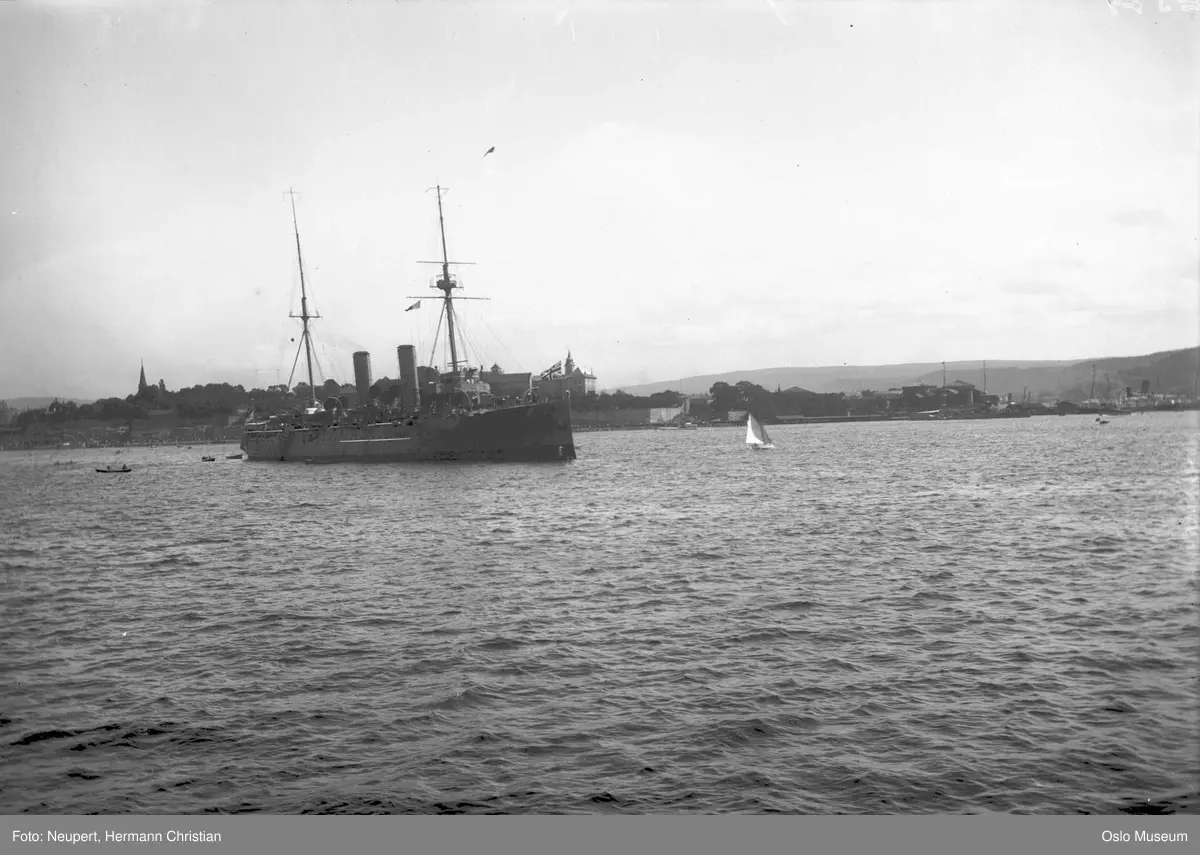 britisk flåtebesøk, fjord, marinefartøy, krysser Talbot, Akershus festning