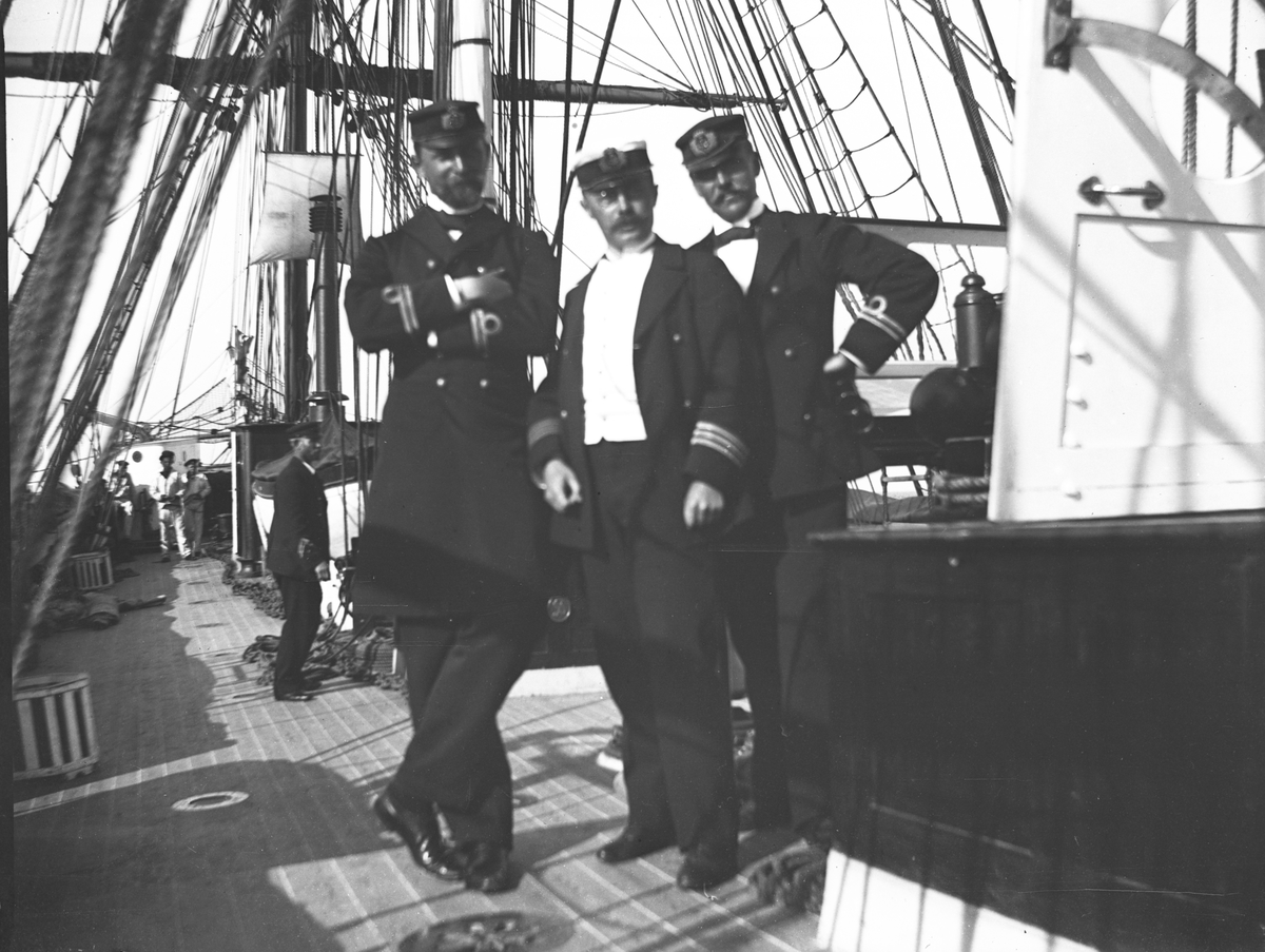 Bilden visar tre befäl ombord på skeppsgossebriggen Falken.