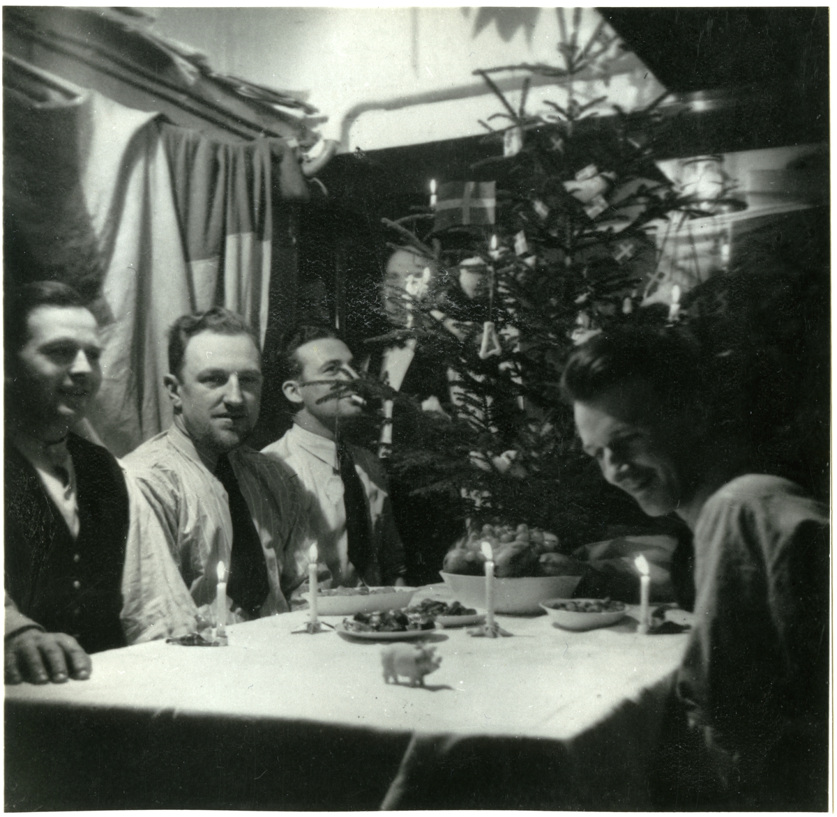 "Fyrskepp FINNGRUNDET, julafton 1940. W. Sjöstedt, J. Molin, A. Jonsson, E. Elis, H. Sundberg, T. Hessler, A. Jansson (Aldeheim)."