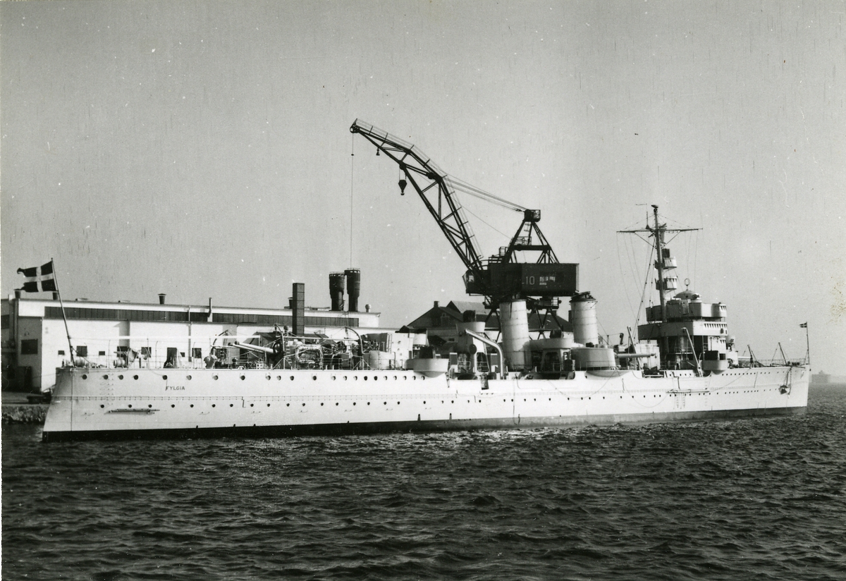 Kryssaren Fylgia vid kajen i Karlskrona år 1947.
