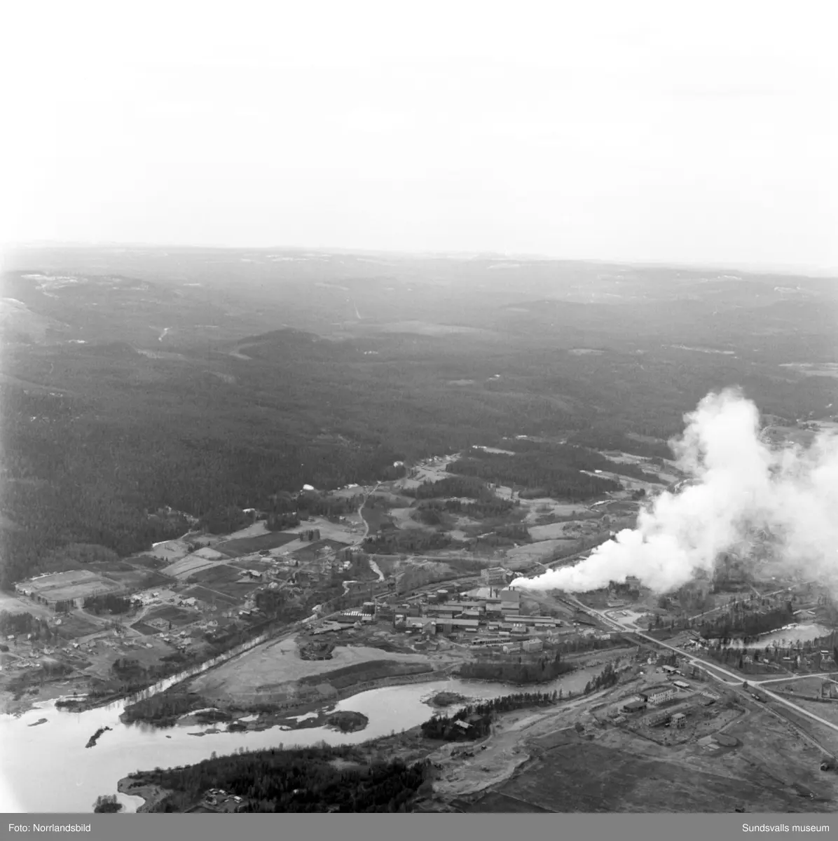 Flygfoton tagna för Kema Nord i Ljungaverk. Troligen tidigt 1970-tal.
