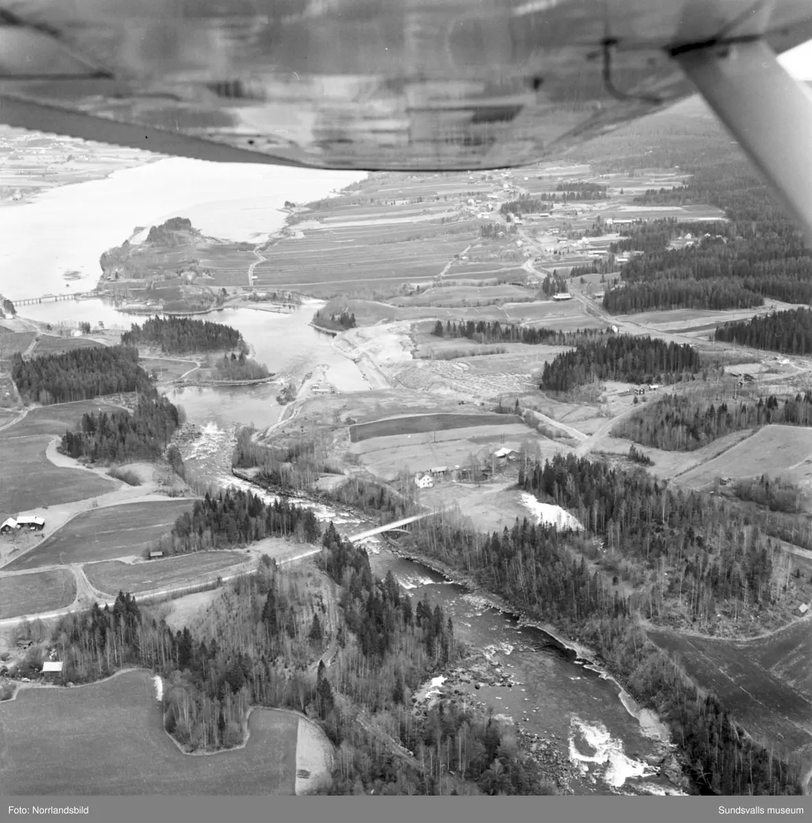Flygfoton tagna för Kema Nord i Ljungaverk. Troligen tidigt 1970-tal.