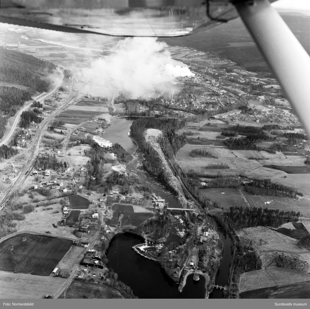 Flygfoton tagna för Kema Nord i Ljungaverk. Troligen tidigt 1970-tal.