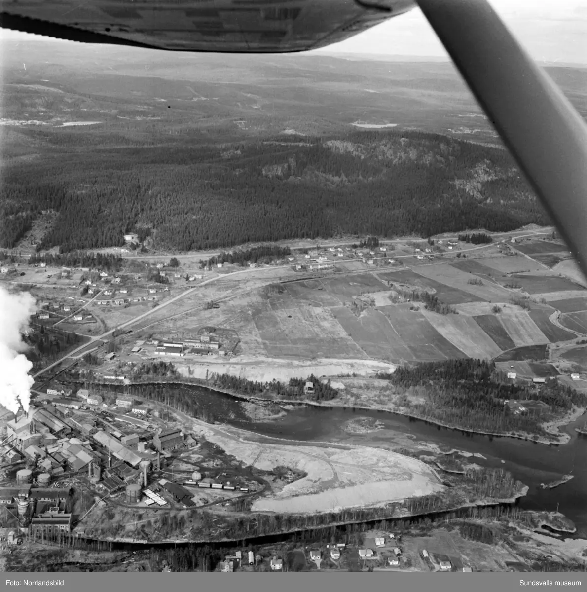 Flygfoton tagna för Kema Nord i Ljungaverk. Troligen tidigt 1970-tal.