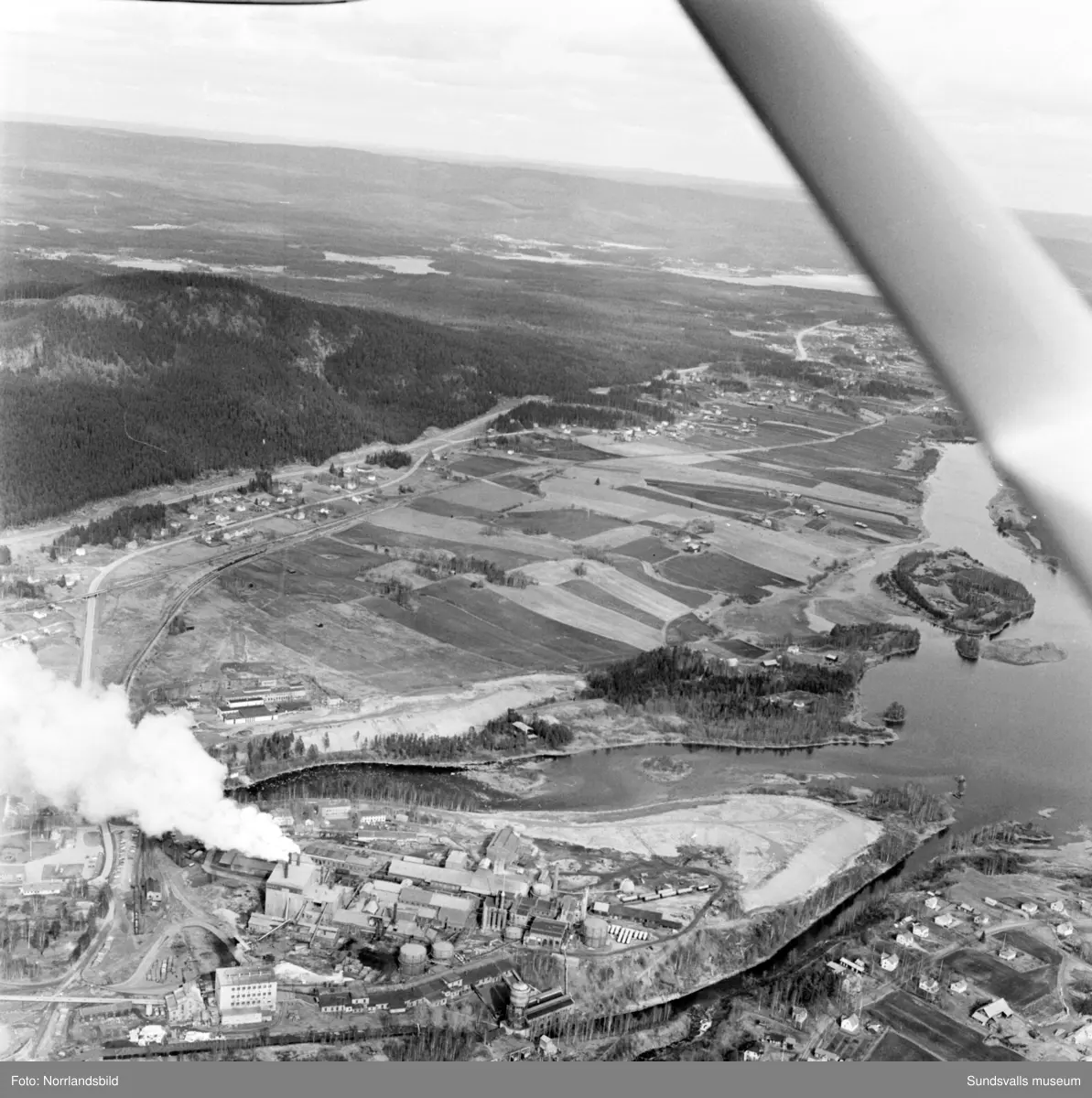 Flygfoton tagna för Kema Nord i Ljungaverk. Troligen tidigt 1970-tal.