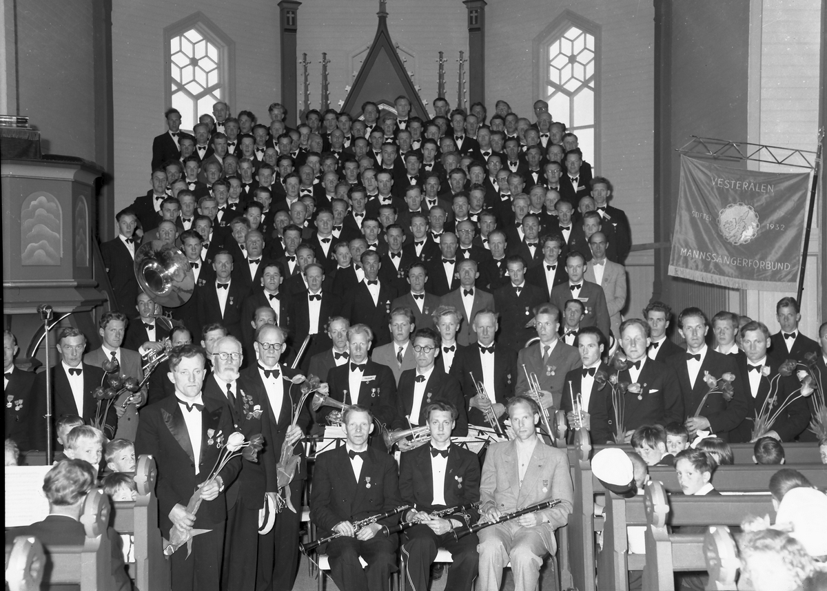 Sortland Mannskor, sangerstevne, 1953. Sortland Musikkforening foran. Lars Andreas Larssen med trompet i lys dressjakke i 2. rekke foran.