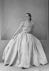 Mannekäng, möjligen Anna-Lisa Olsson, i balklänning med brok