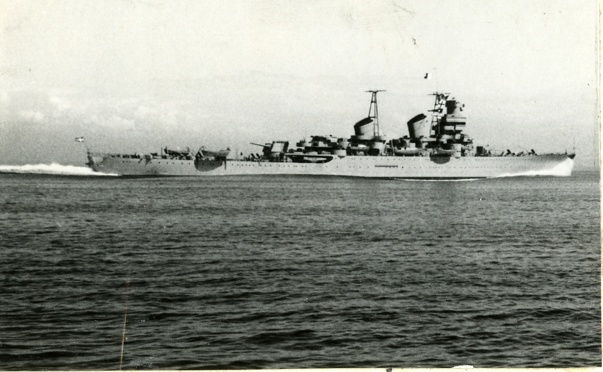 Kryssaren TRE KRONOR under gång i Göteborgs skärgård.