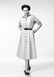 Modell, möjligen Margo Malmström,  i klänning, skärp och pum