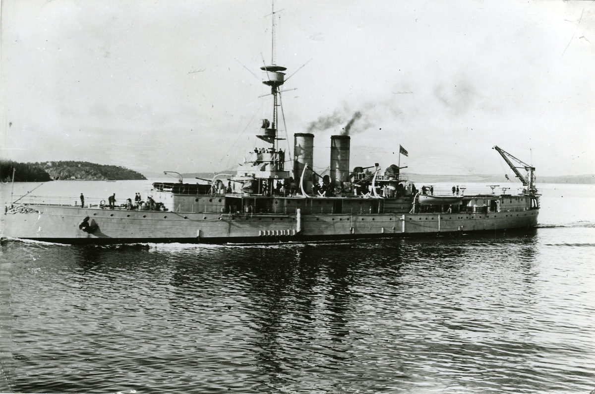 Pansarskeppet DRISTIGHETEN, ombyggd 1930 till depåfartyg för marinflyget. Bilden från Stockholms skärgård 1943.